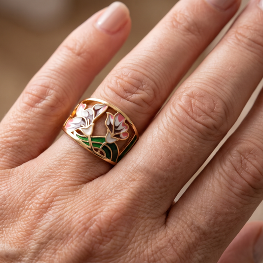 Cess – Enamelled gold ring with flowers in vintage style