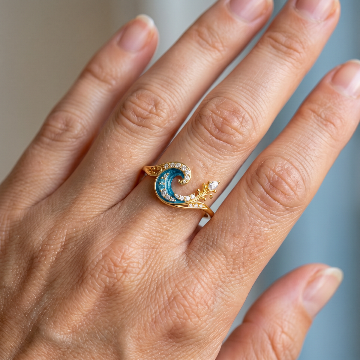 Oryll – Wave Ring with Ocean-Inspired Shine