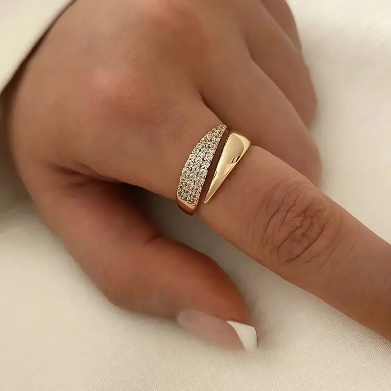 Emiko – Ring made of yellow gold with radiant stones