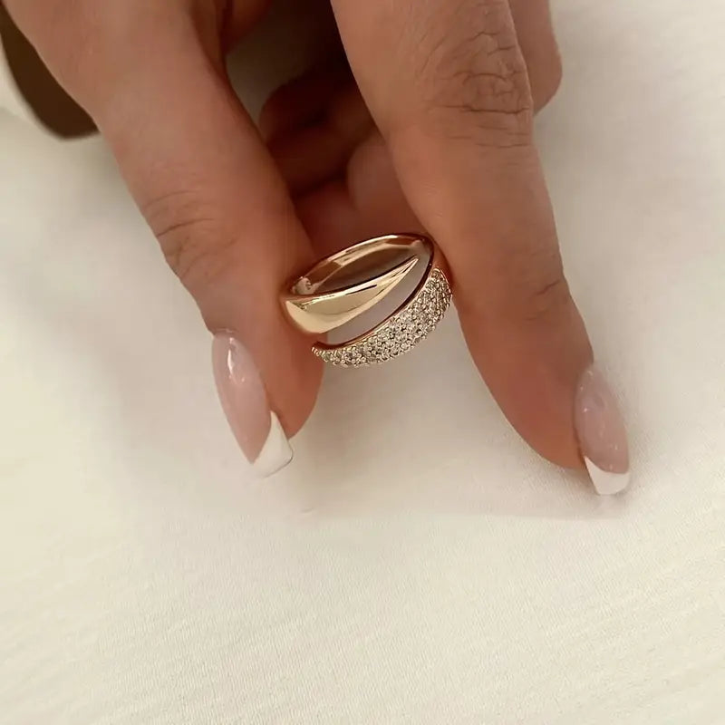 Emiko – Ring made of yellow gold with radiant stones