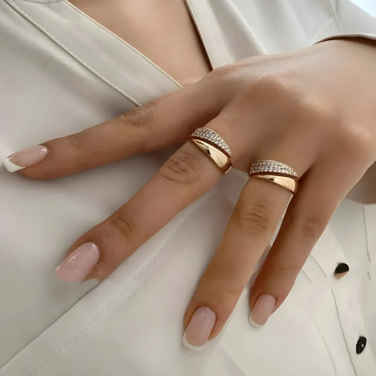 Emiko – Ring made of yellow gold with radiant stones