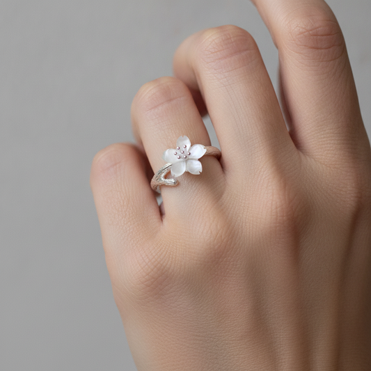 Lilou – Adjustable Vintage Ring with White Flower