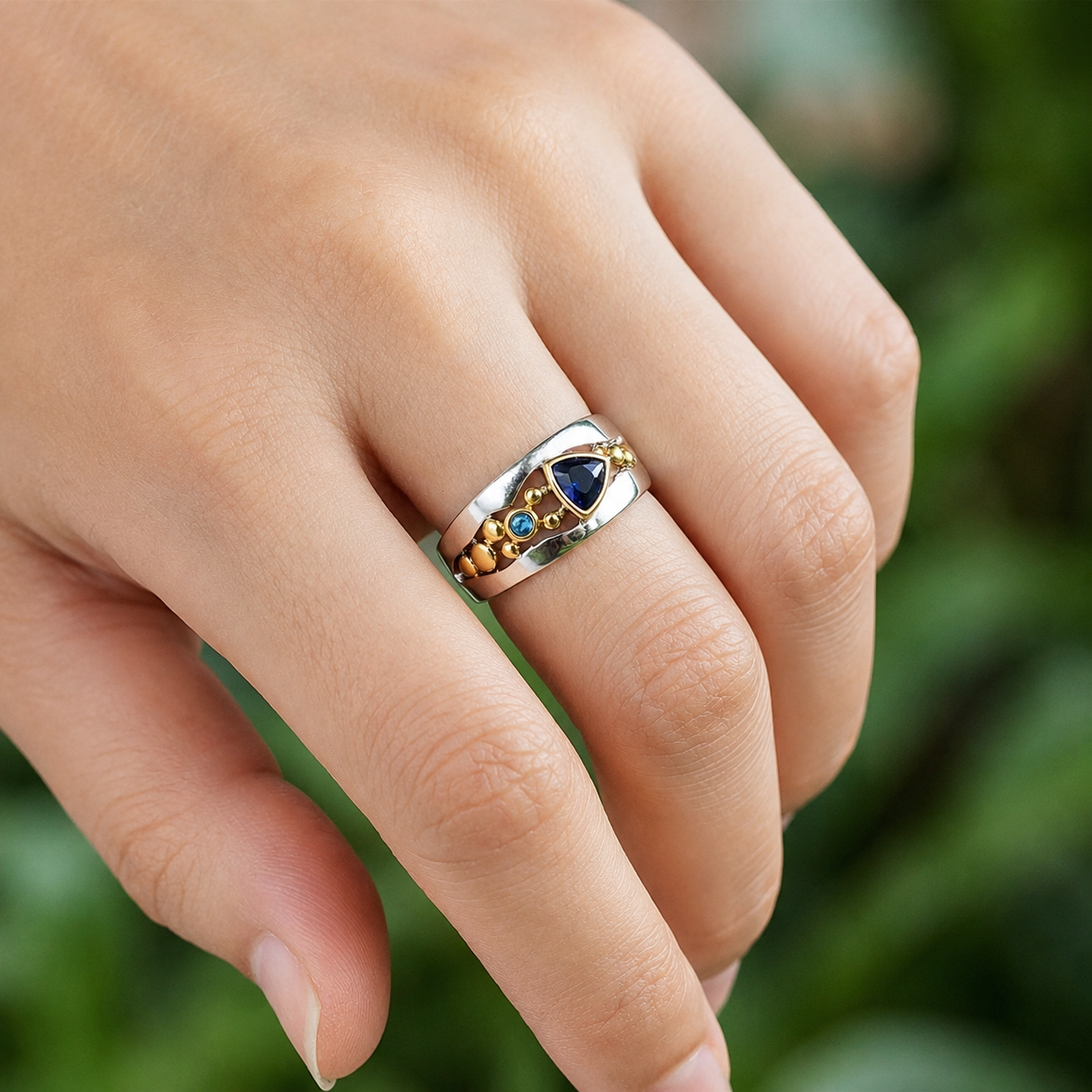 Ricca – Vintage Ring with Bright Blue Crystal