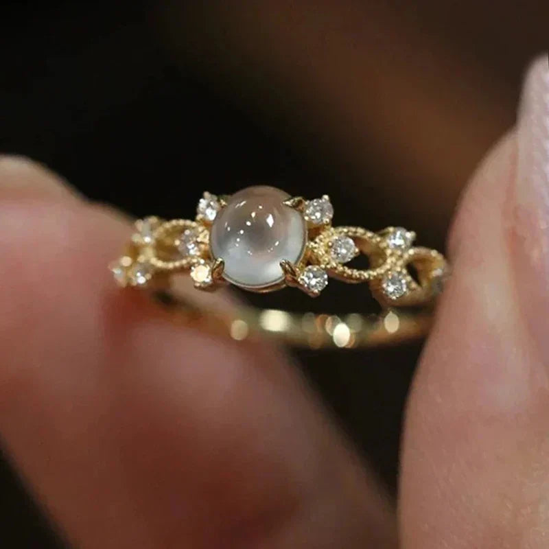 Sienna – Ring with moonstone hand-set