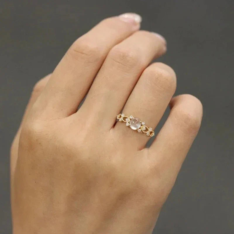 Sienna – Ring with moonstone hand-set