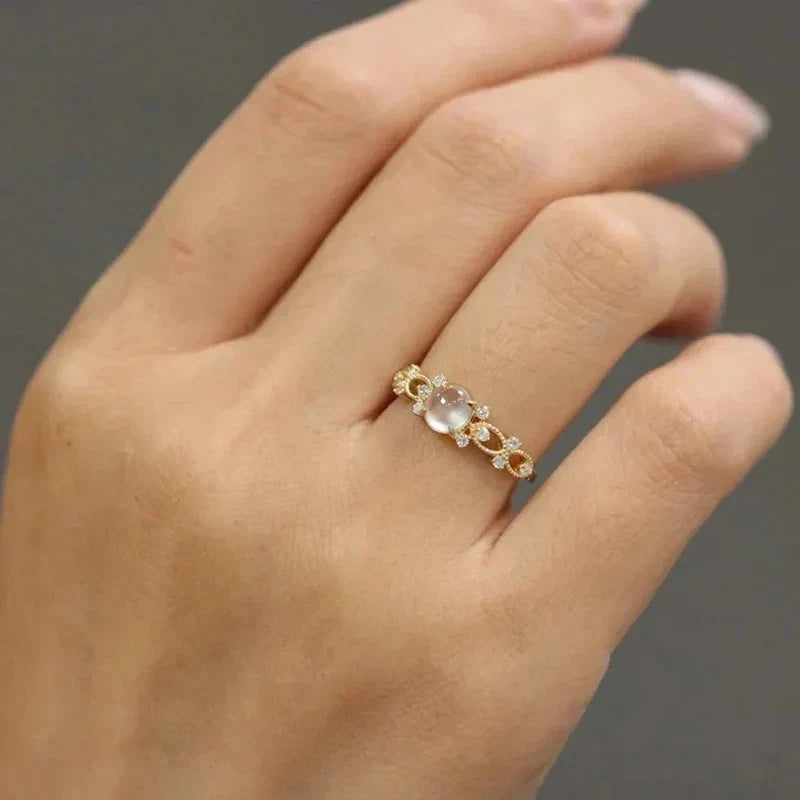 Sienna – Ring with moonstone hand-set