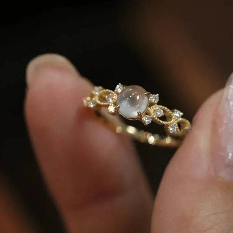 Sienna – Ring with moonstone hand-set