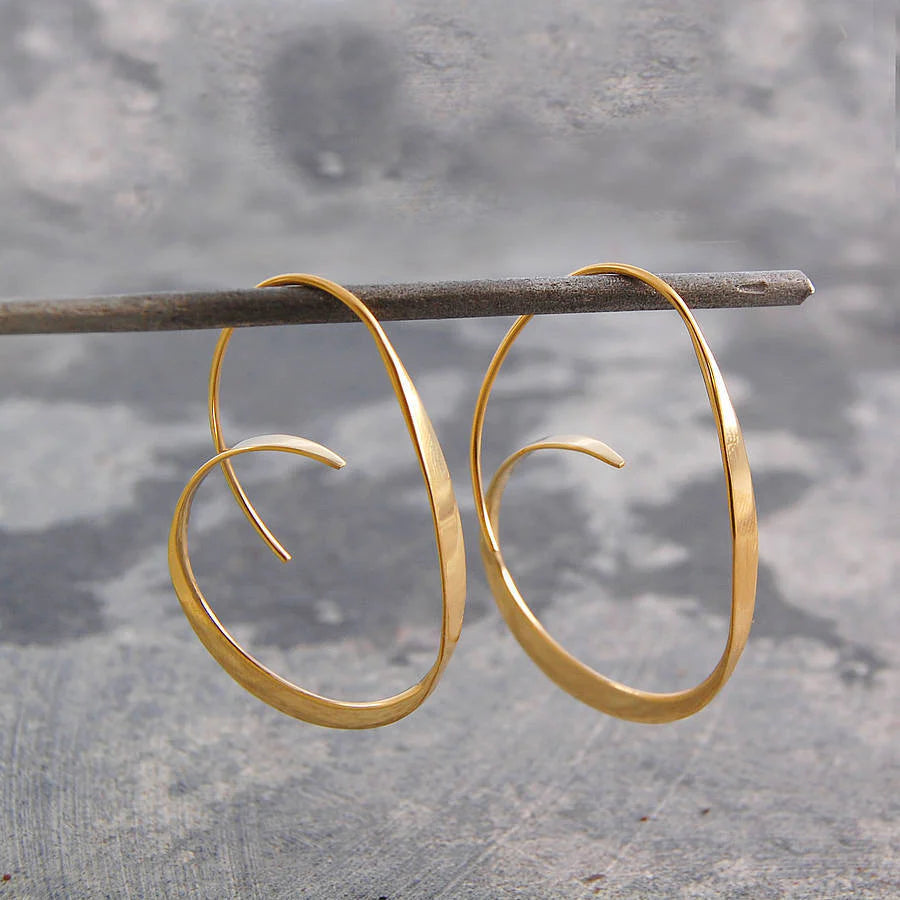 Becca – Earrings with stylish spiral design