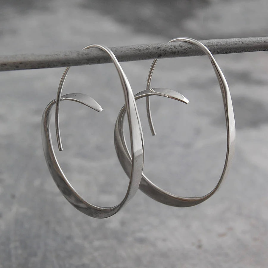 Becca – Earrings with stylish spiral design