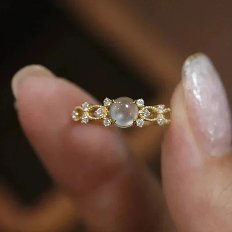 Sienna – Ring with moonstone hand-set