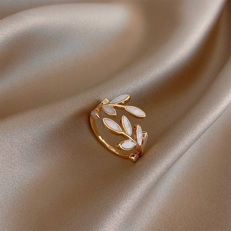 Sylvie – Open Ring made of Silver and Light Opal