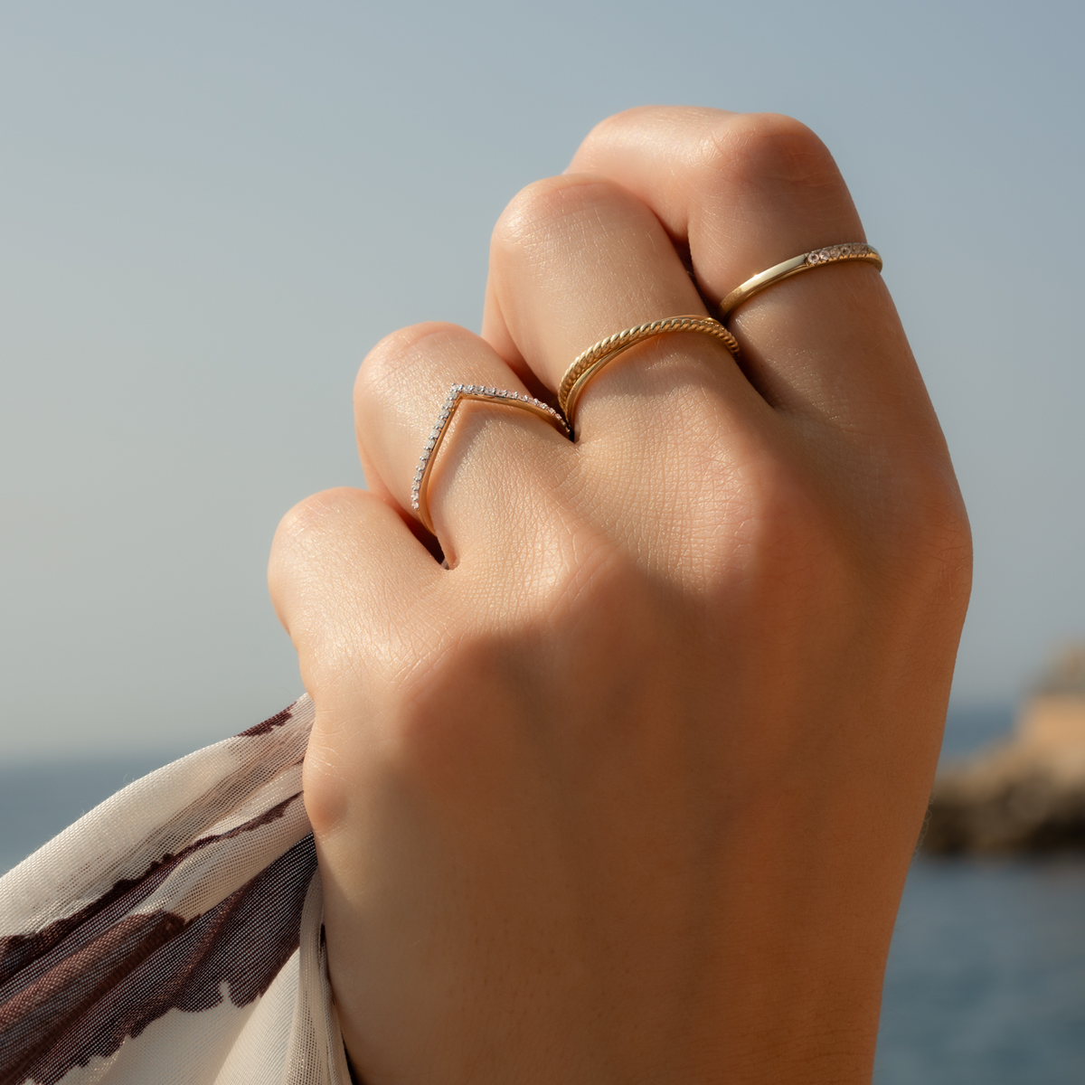 Women’s V-Ring with Round Stone Accent and Curved Contour