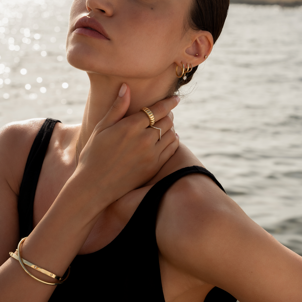 Women’s V-Ring with Round Stone Accent and Curved Contour