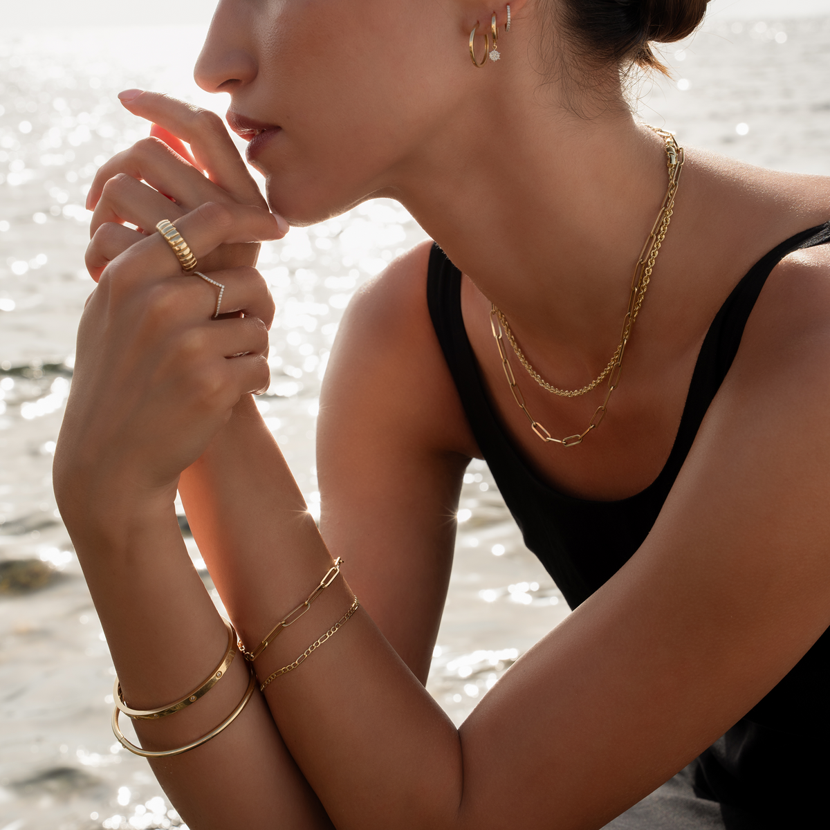 Women’s V-Ring with Round Stone Accent and Curved Contour