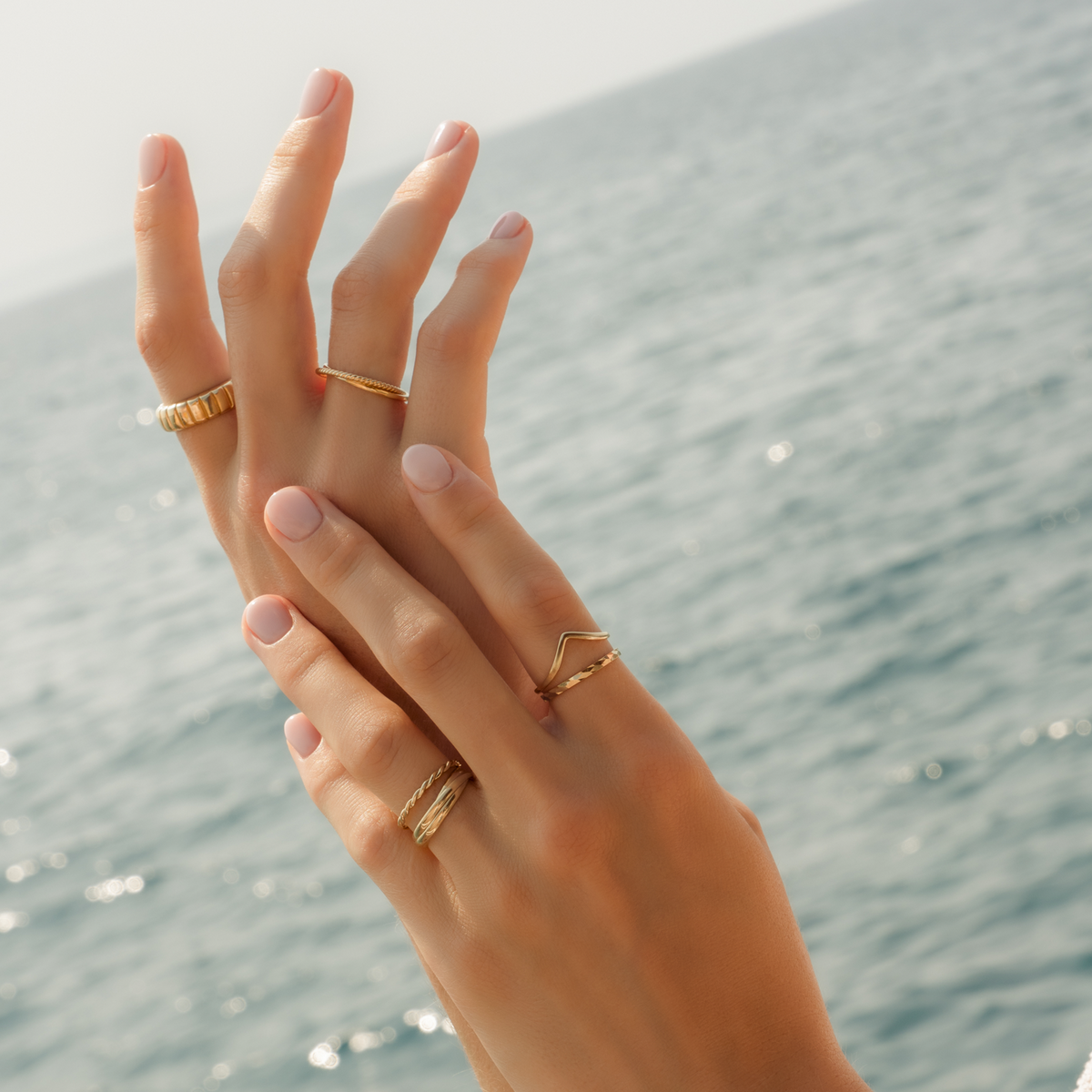 Women’s V-Ring with Curved Contour for Combined Ring Looks
