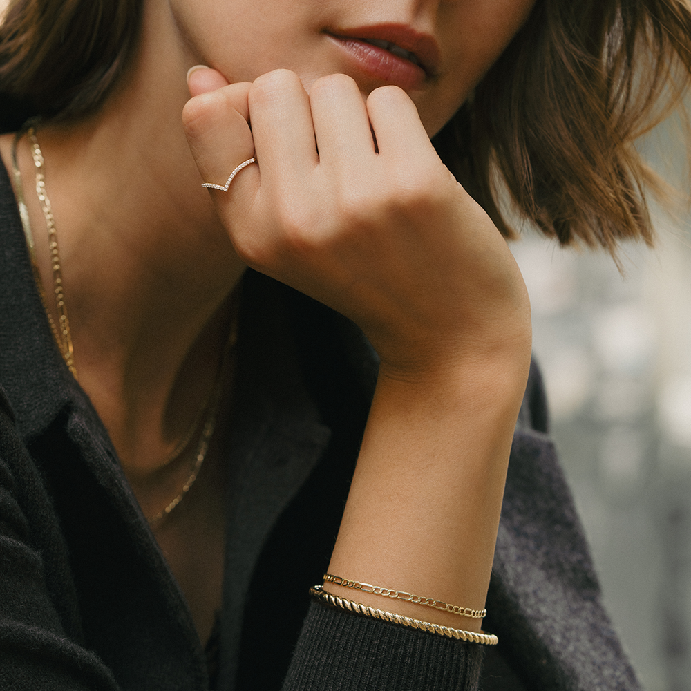 Women’s V-Ring with Round Stone Accent and Curved Contour