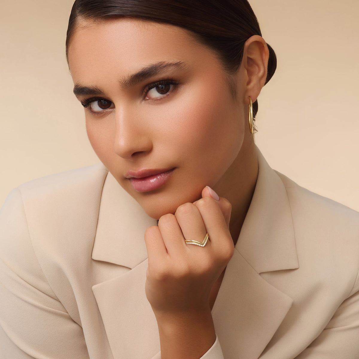 Women’s V-Ring with Round Stone Accent and Curved Contour
