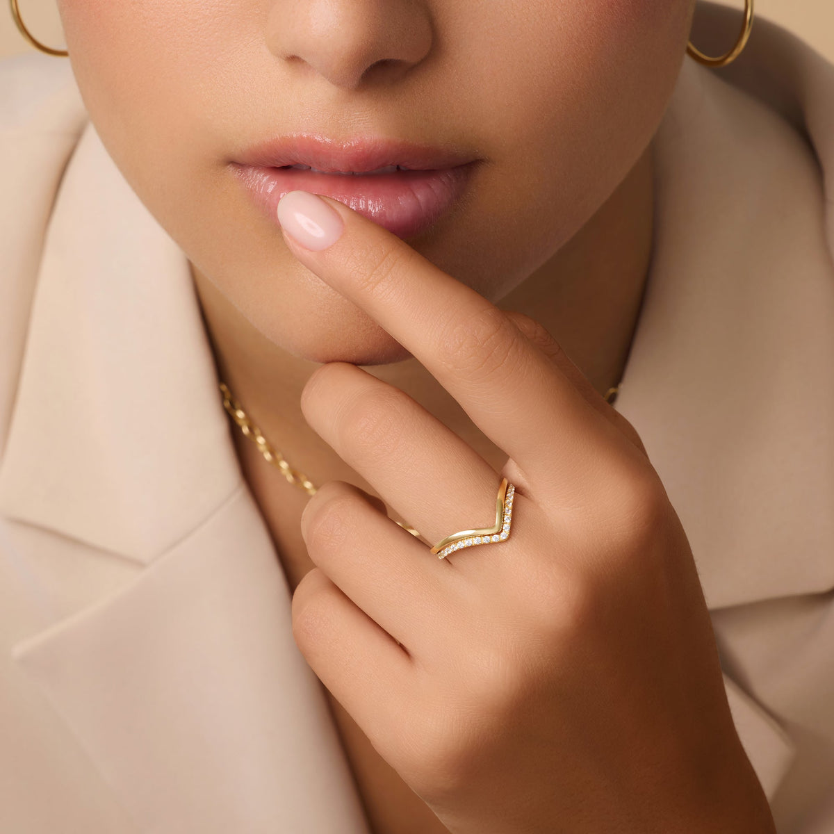 Women’s V-Ring with Round Stone Accent and Curved Contour
