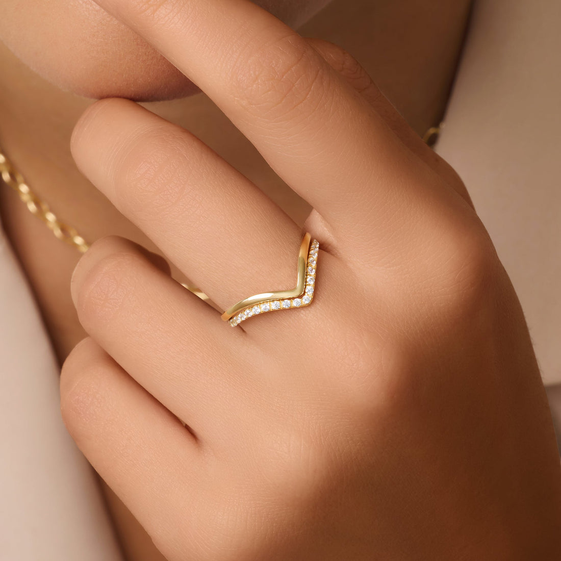 Women’s V-Ring with Round Stone Accent and Curved Contour