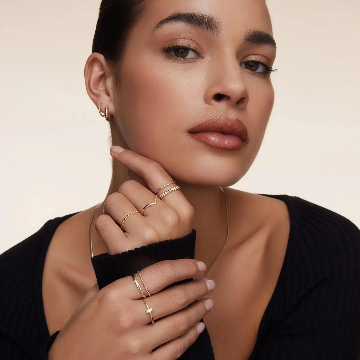 Women’s V-Ring with Curved Contour for Combined Ring Looks