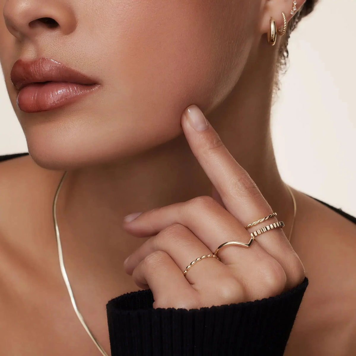 Women’s V-Ring with Curved Contour for Combined Ring Looks