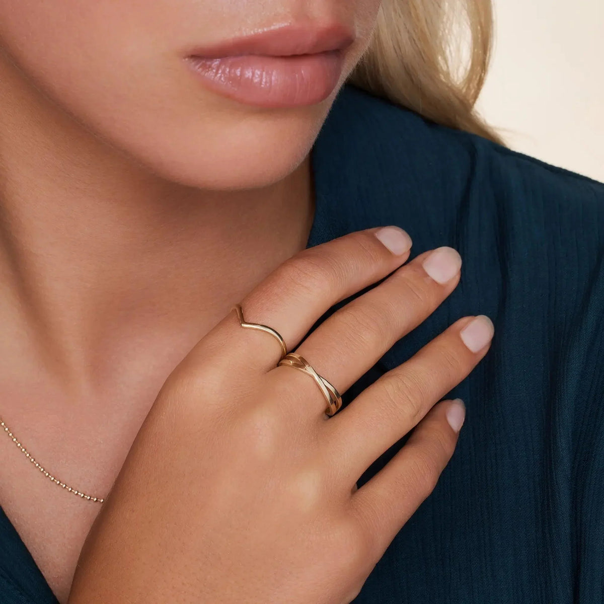 Women’s V-Ring with Curved Contour for Combined Ring Looks