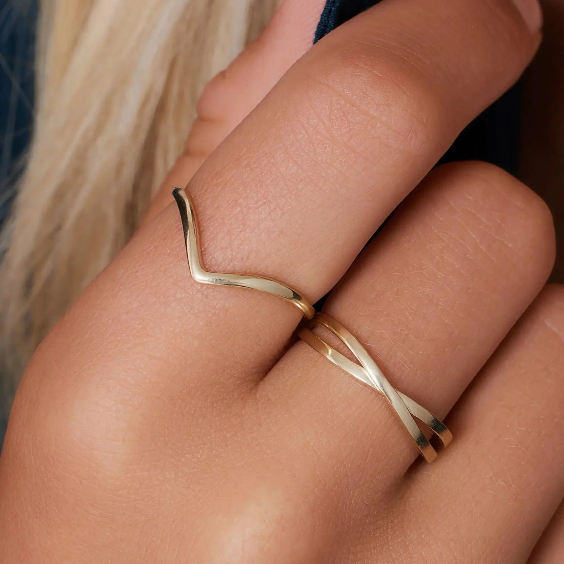 Women’s V-Ring with Curved Contour for Combined Ring Looks