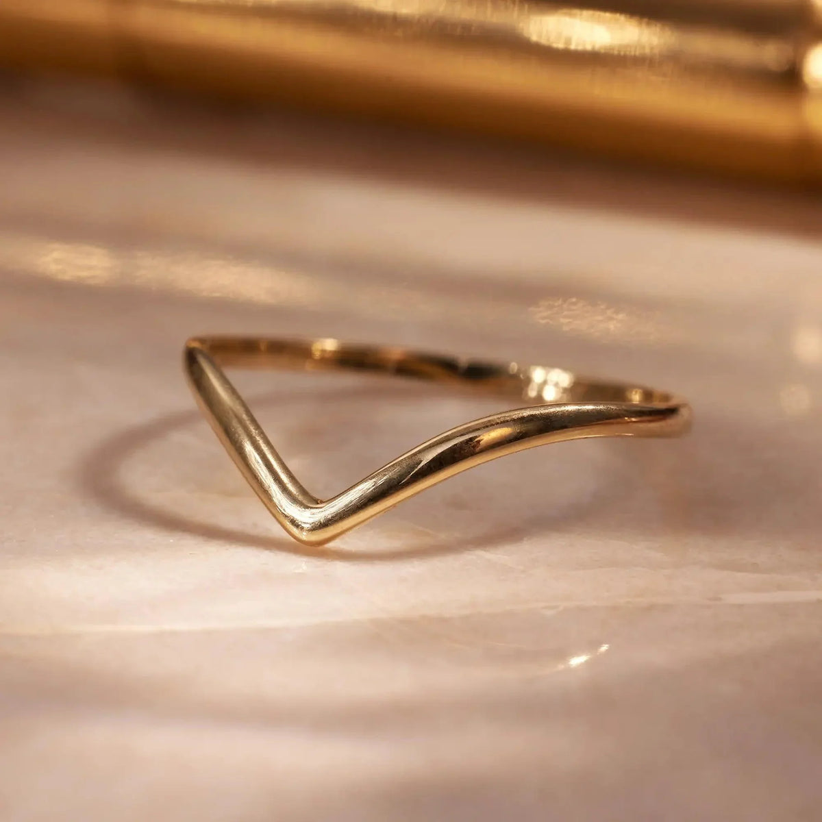 Women’s V-Ring with Curved Contour for Combined Ring Looks