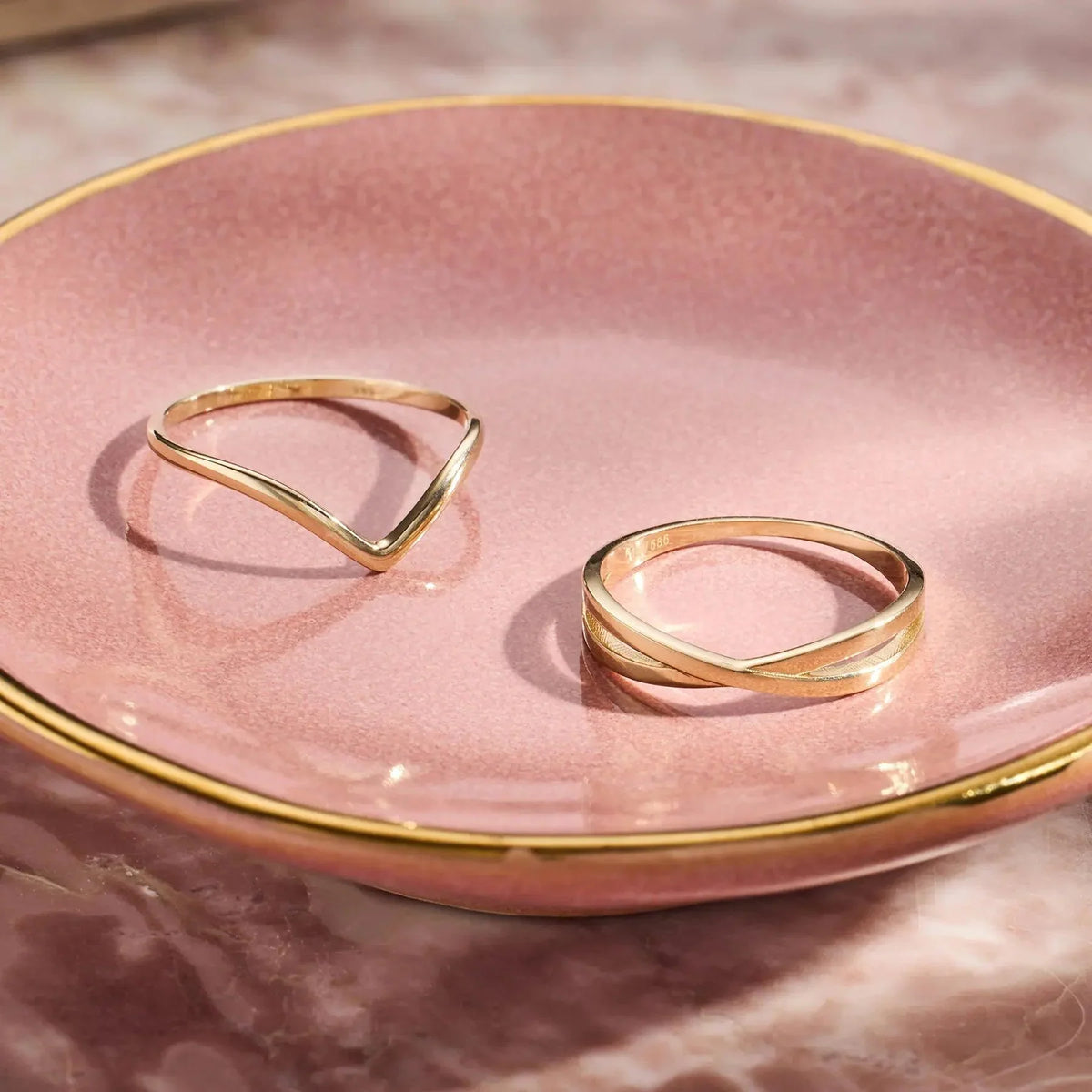 Women’s V-Ring with Curved Contour for Combined Ring Looks
