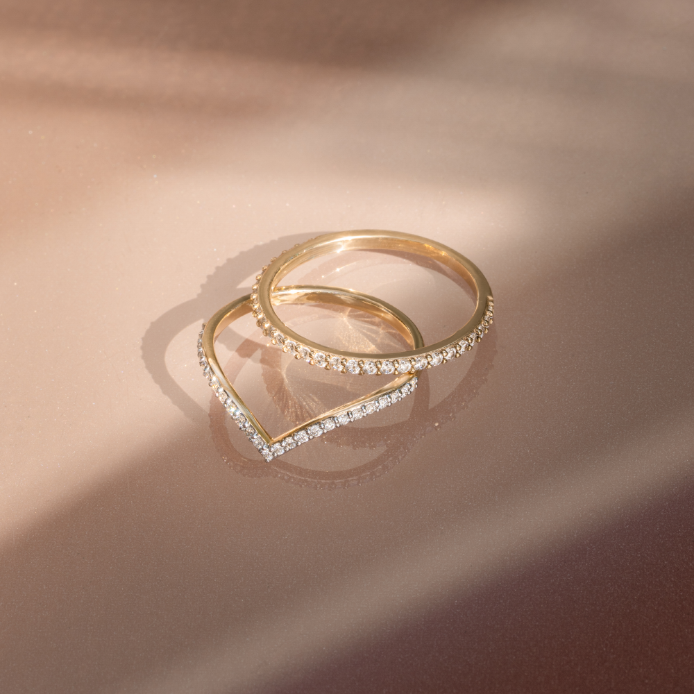 Women’s V-Ring with Round Stone Accent and Curved Contour