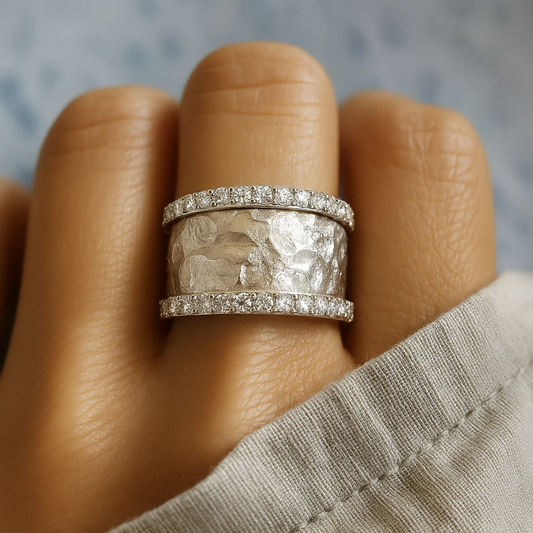 Enora – Vintage Silver Ring Decorated with Zirconium