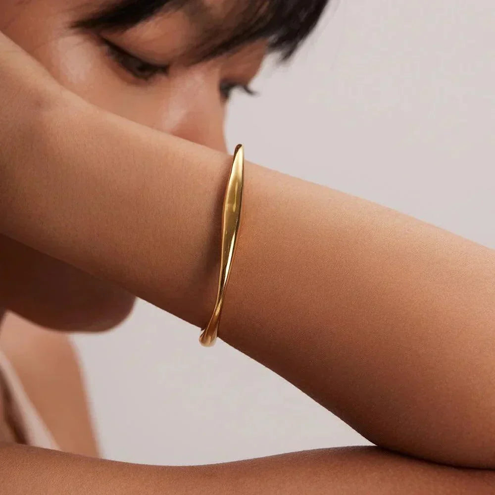 Dia – Sculptural Bracelet