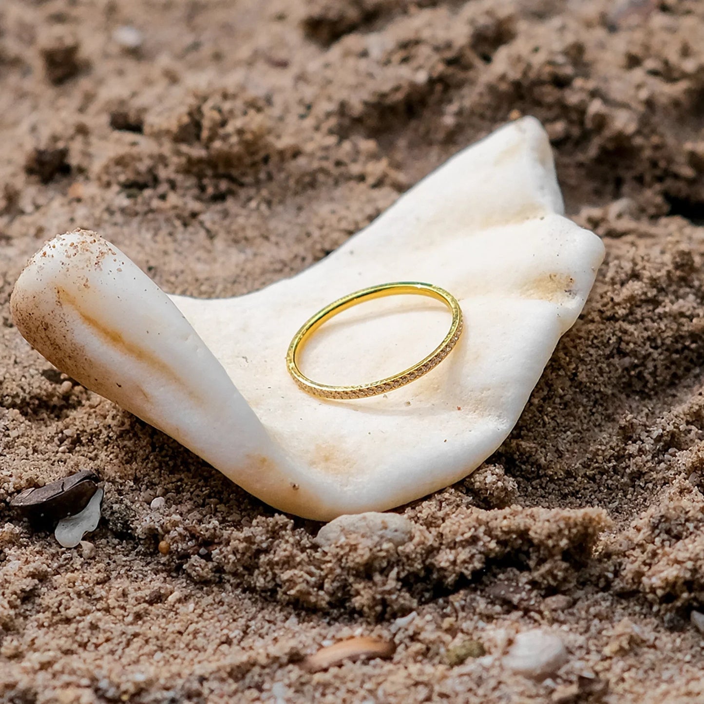 Zarra – Pavé Ring in Shining Gold