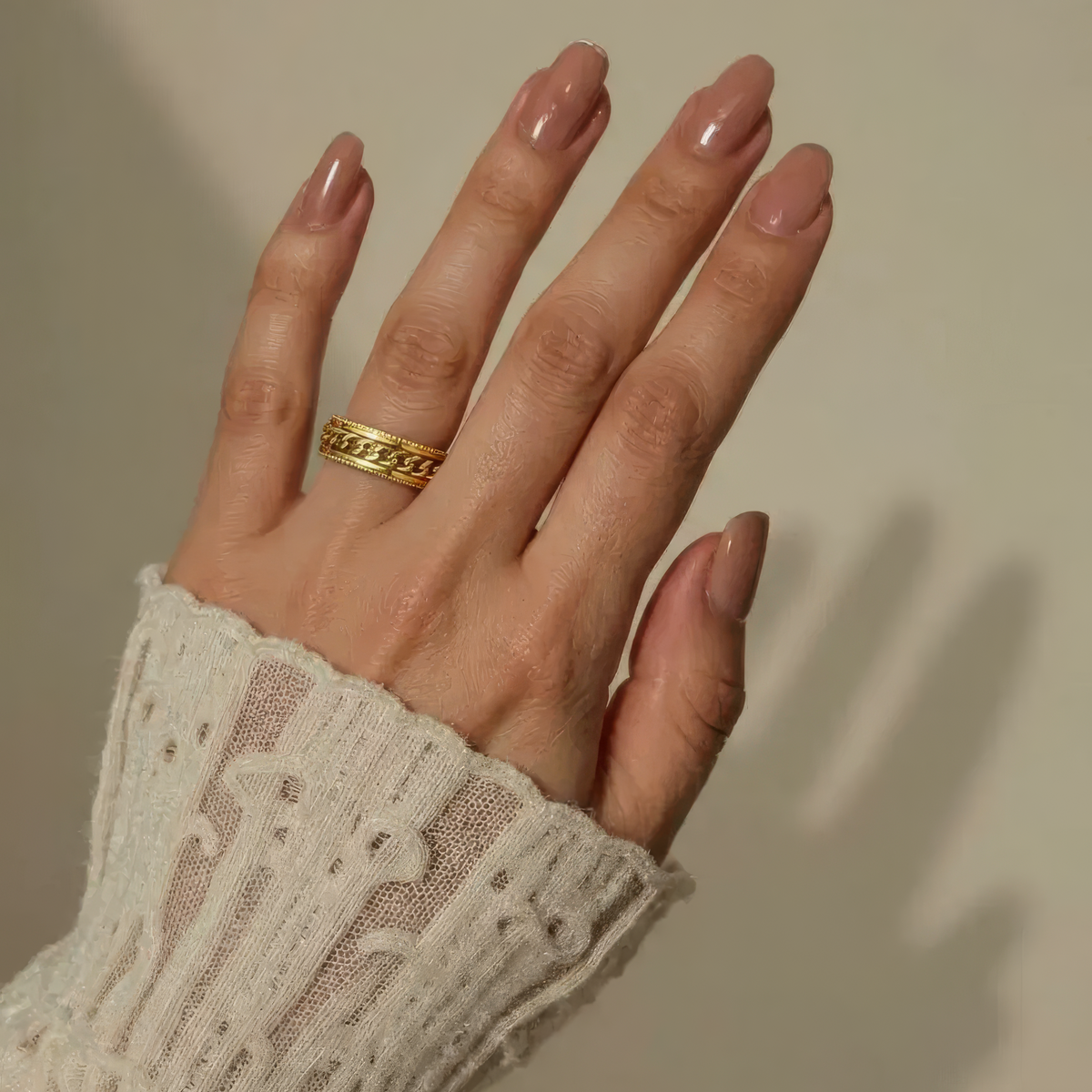 Women’s Ring with Rotatable Chain Link Design