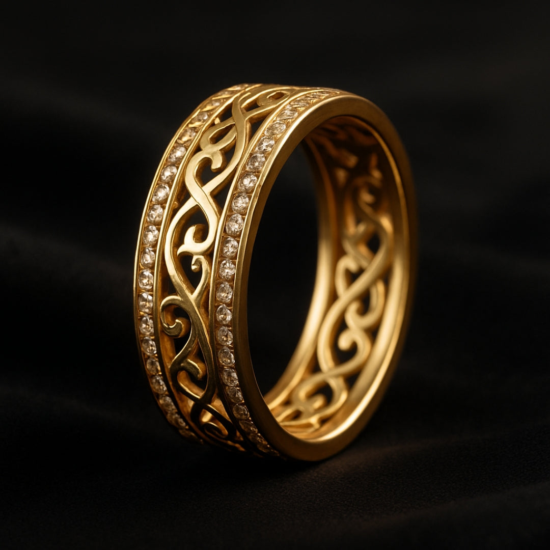 Jevy – Wide Ring in Gold with Cutouts