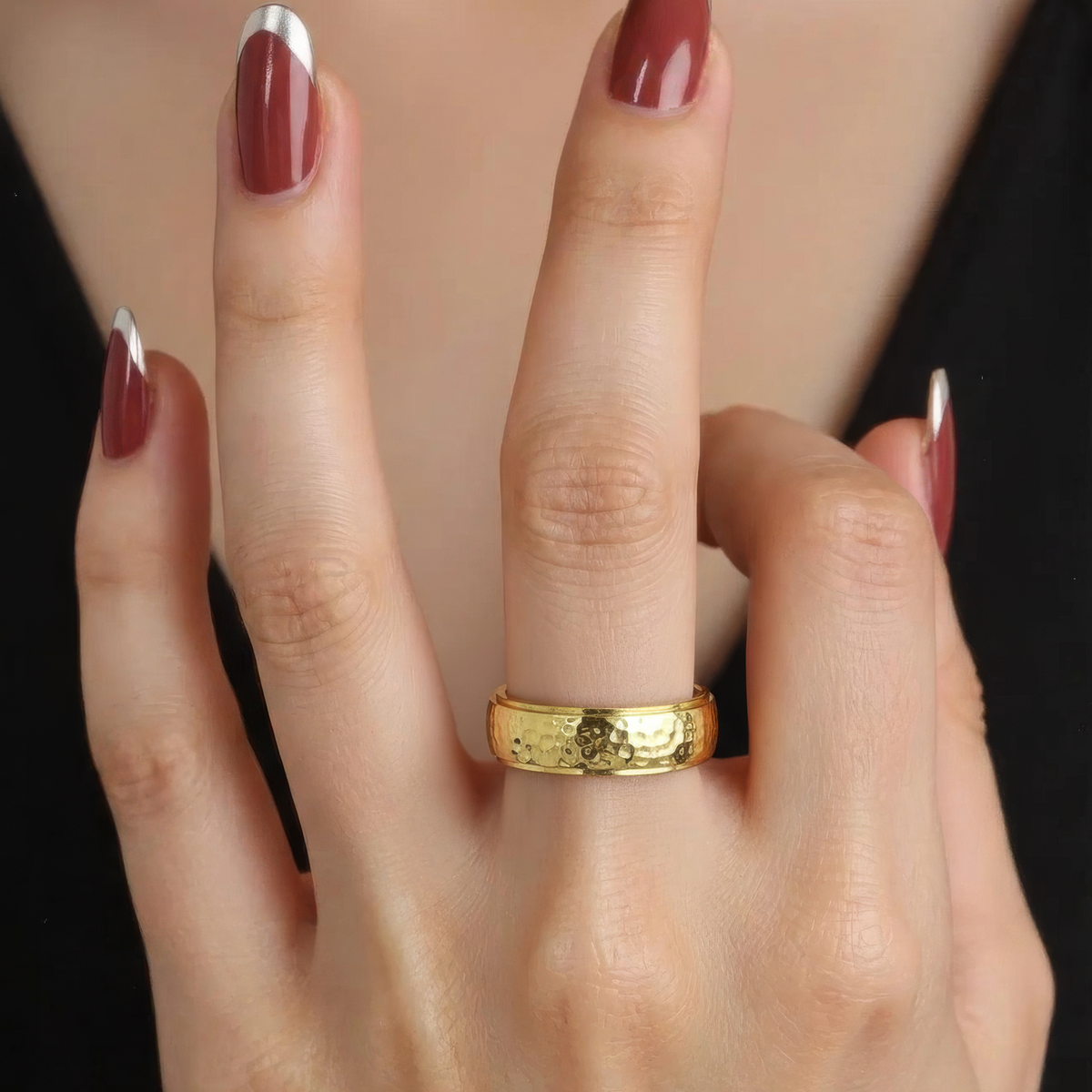 Women’s Wide Ring with Hammered Surface and Rotatable Band