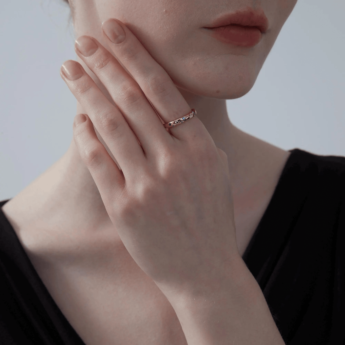 Women’s Ring with Sun, Moon and Star Motifs and Narrow Band