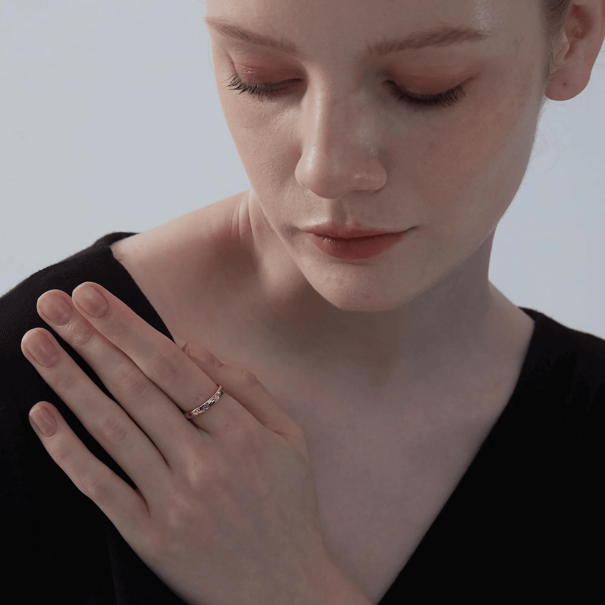 Women’s Ring with Sun, Moon and Star Motifs and Narrow Band