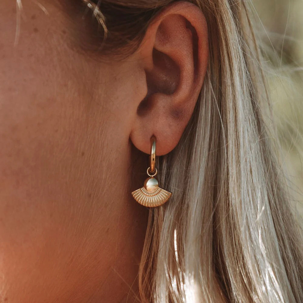 Women’s Huggie Earrings with Fan-Shaped Pendant and Ribbed Structure