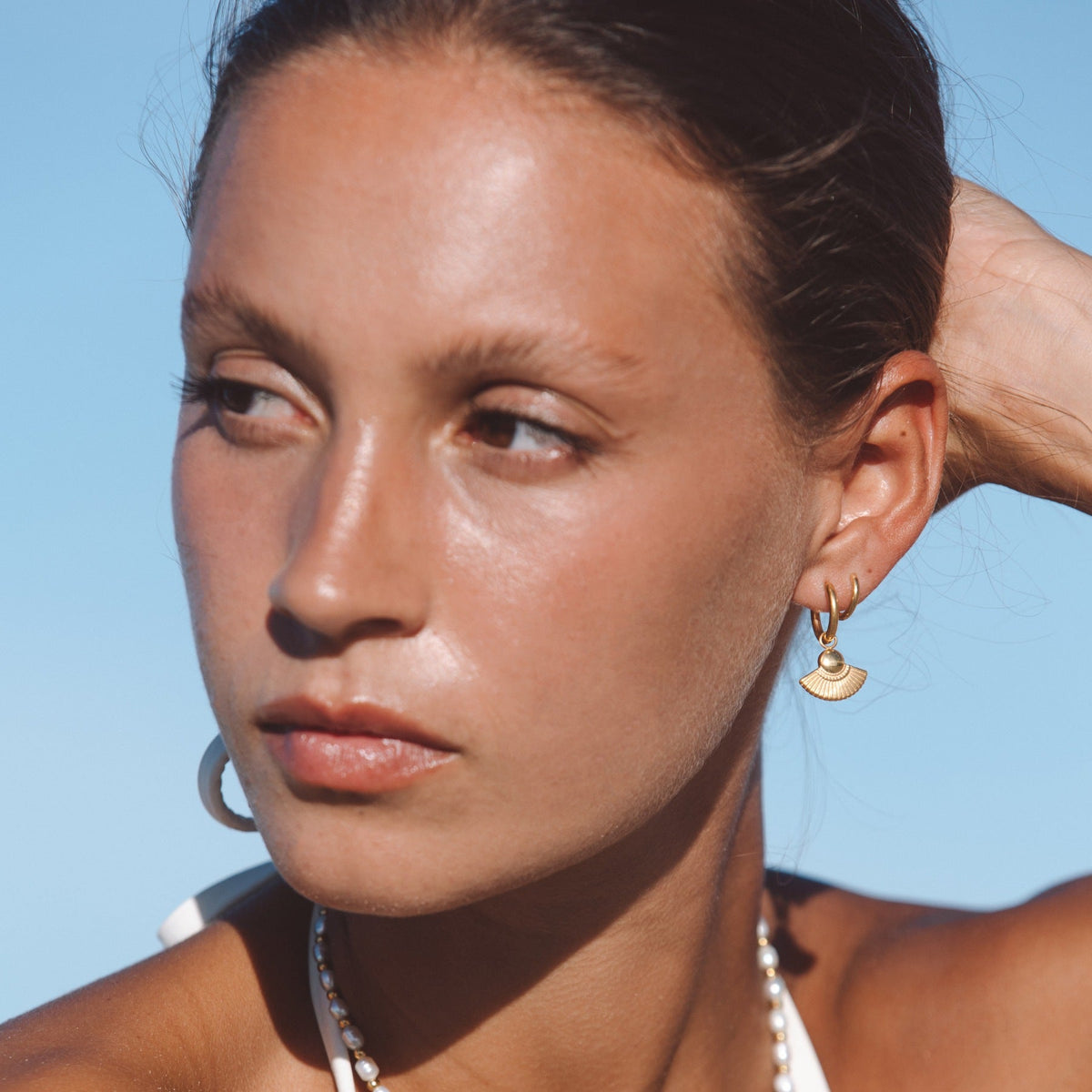 Women’s Huggie Earrings with Fan-Shaped Pendant and Ribbed Structure