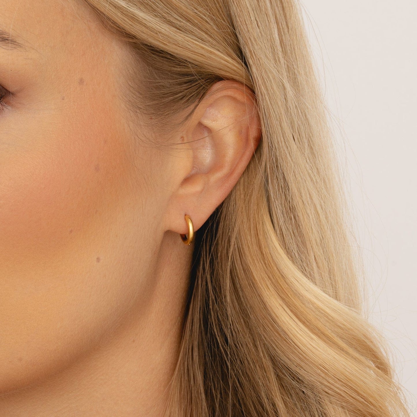 Celia – Stylish Gold Hoops