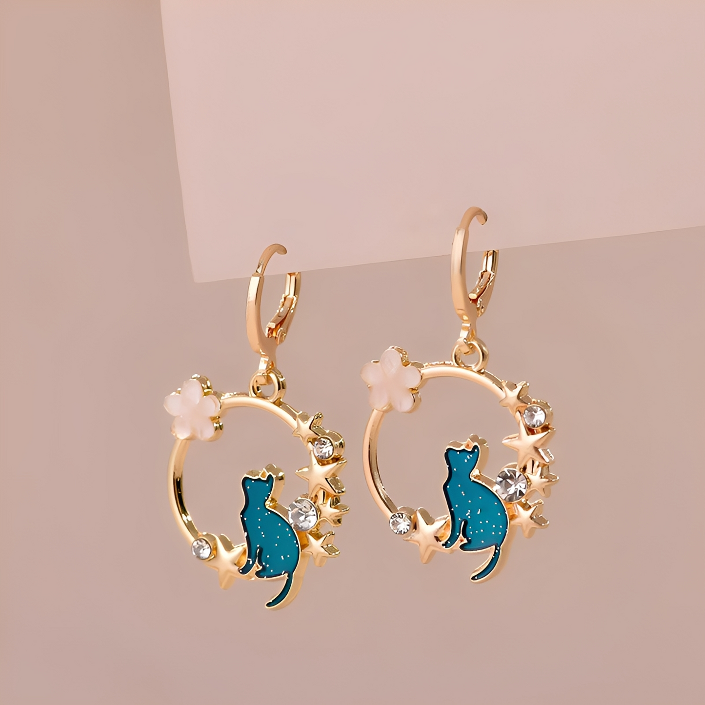 Lynna – Beautiful Cat Pendant