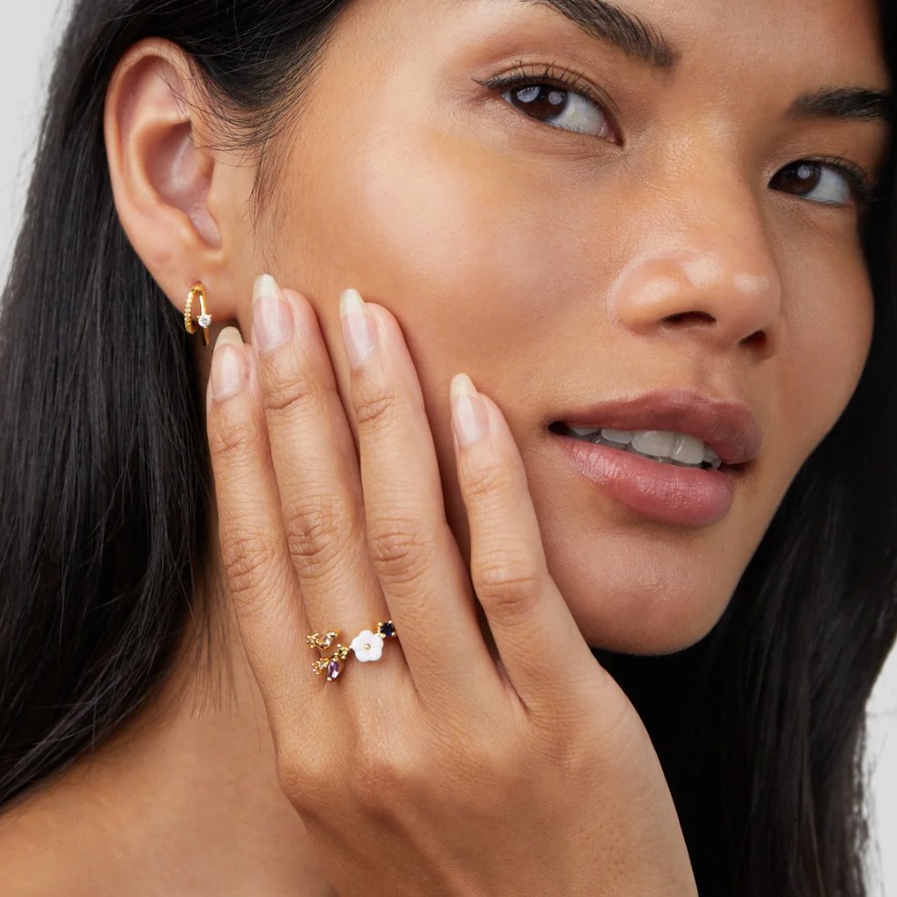 Leah - Crystal White Flower Ring Made of Gold