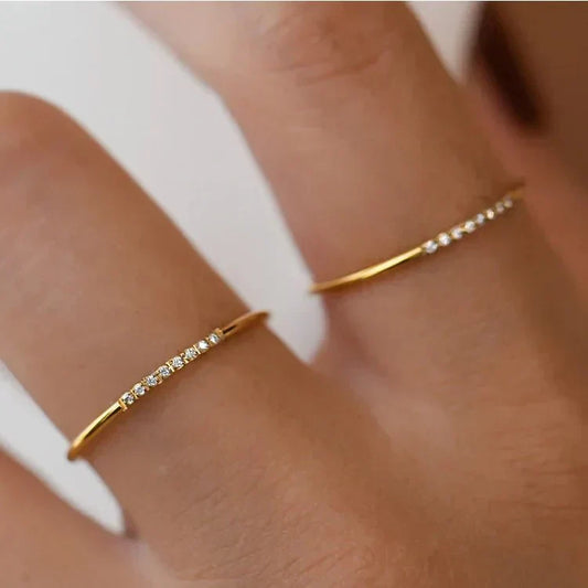 Alana – Delicate Ring with Speckled Diamonds