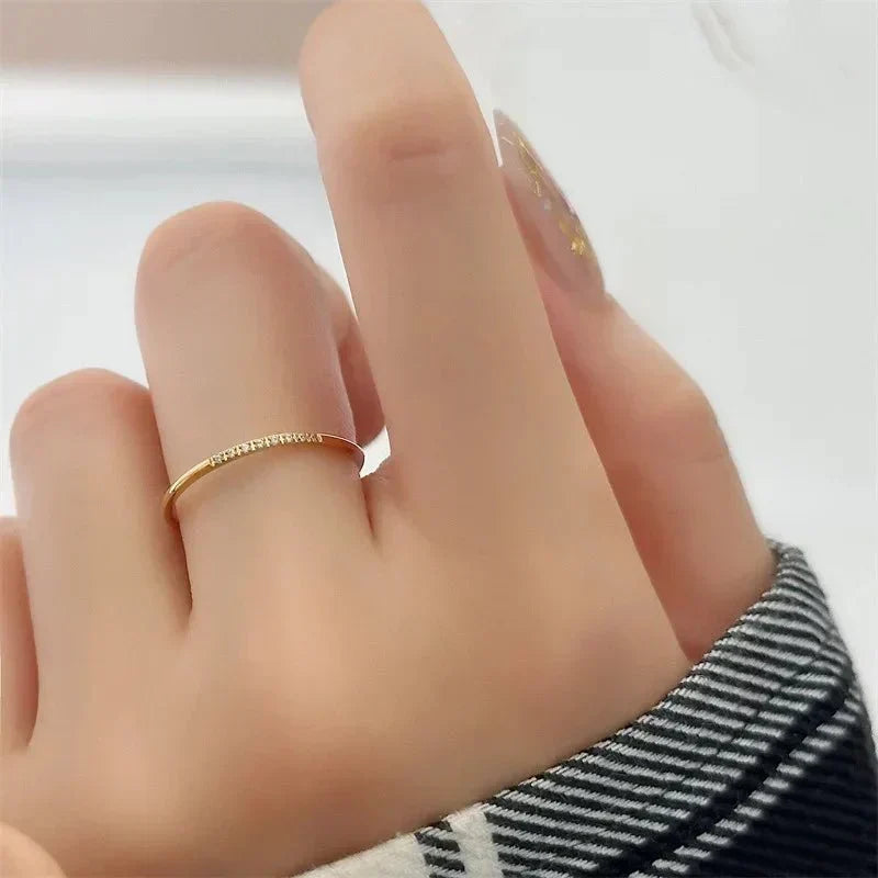 Alana – Delicate Ring with Speckled Diamonds