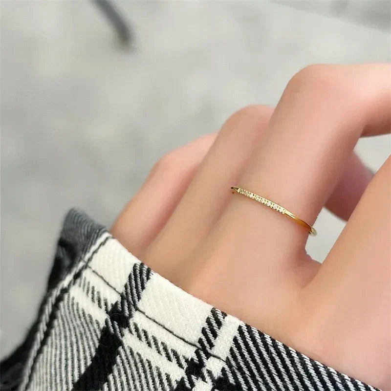 Alana – Delicate Ring with Speckled Diamonds