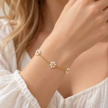Women's Flower Bracelet with Daisy Motifs and Fine Pearl Details