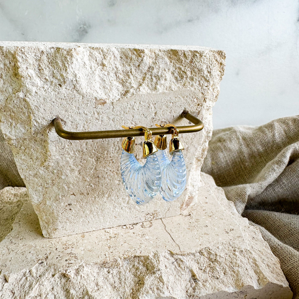 Women’s Hoop Earrings in Shell Shape with Ribbed Fan Look and Semi-Transparent Design