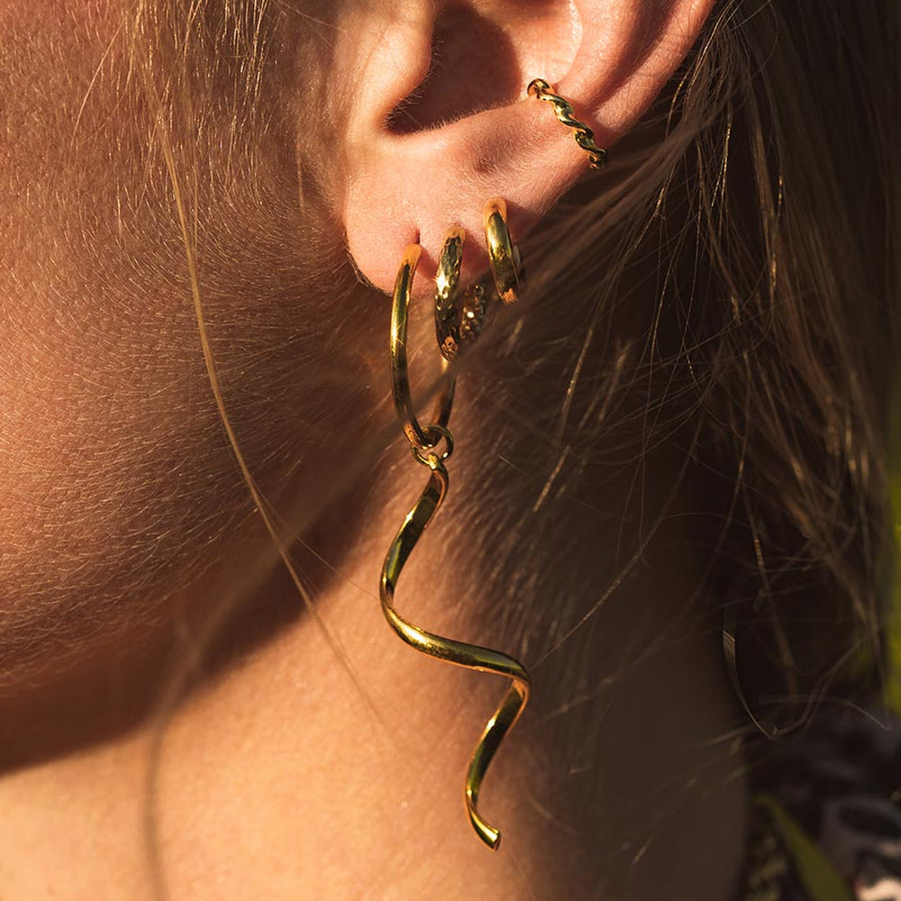 Women’s Hoops with Embossed Surface Structure and Round Design