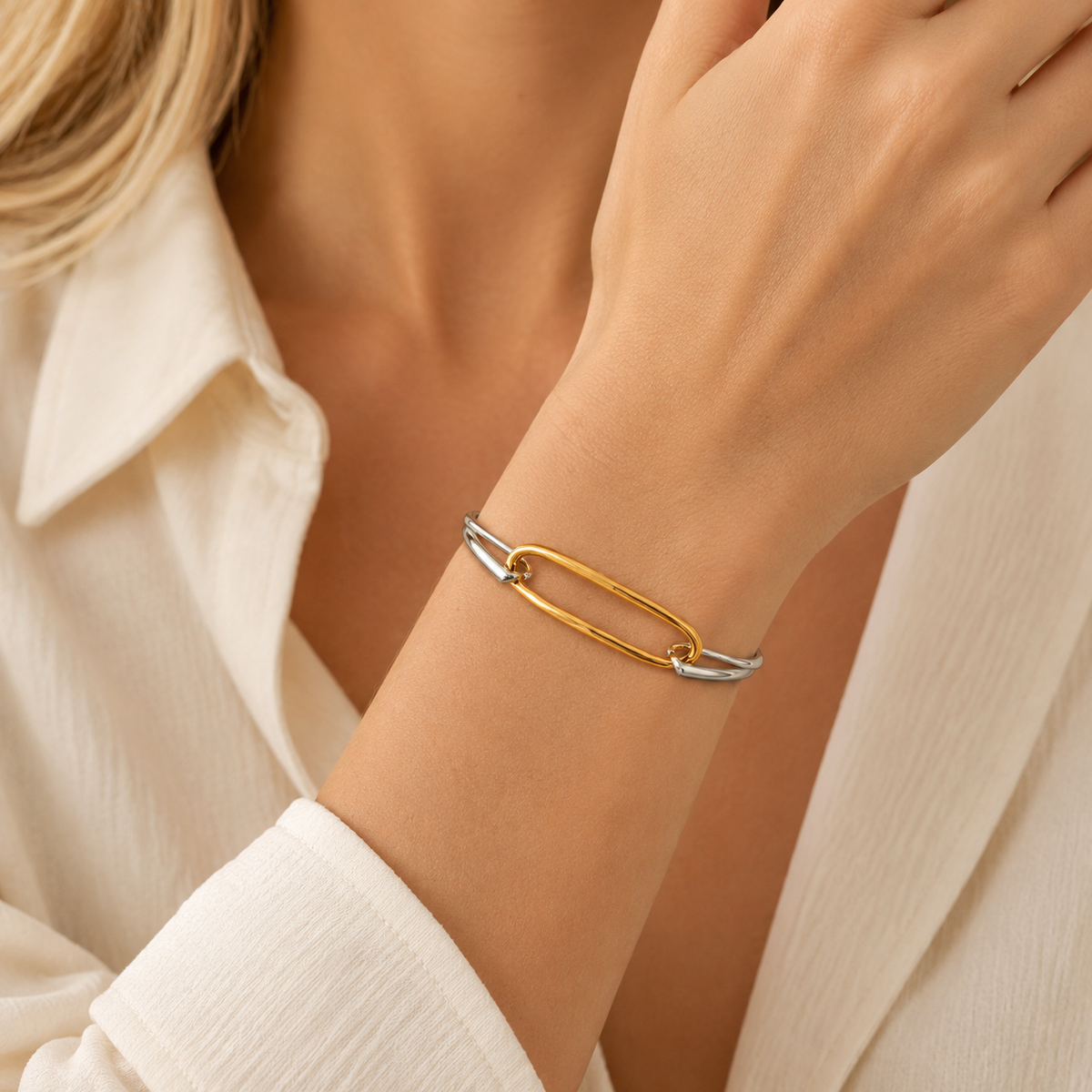 Women’s Bracelet with Oval Link and Curved Double Band